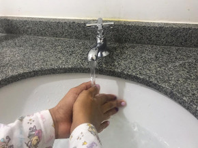 Cortes de água continuam suspensos para famílias de baixa renda durante a pandemia