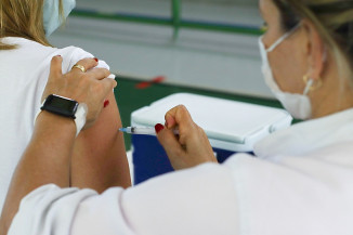 Profissionais da Educação acima dos 55 anos são vacinados contra a Covid-19 em Maracaju