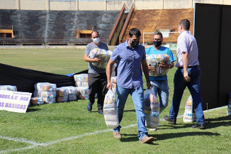 Dourados Atlético Clube entrega 60 cestas básicas para doação