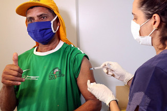 Três Lagos imuniza trabalhadores da limpeza urbana contra a Covid-19