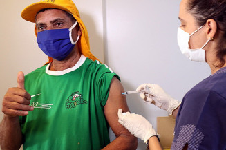 Três Lagos imuniza trabalhadores da limpeza urbana contra a Covid-19