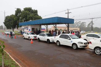 Ponta Porã entrega ponto de táxi e alvará para taxistas