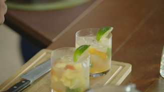 Veja uma deliciosa receita de Caipirosca de caju com limão