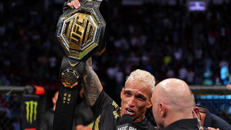 Do Bronx bate Chandler por nocaute técnico e fatura cinturão peso-leve