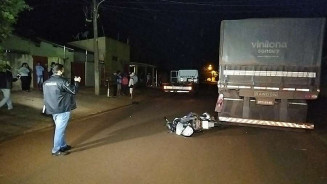 Jovem de 18 anos morre após bater moto em carreta