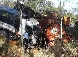 Caminhões batem de frente em MS e uma pessoa fica presa às ferragens