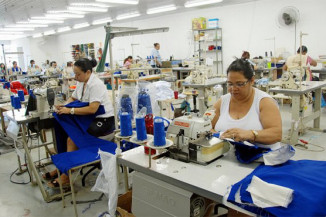 Mulheres tiveram aumento maior de salário, mas continuam ganhando 16%