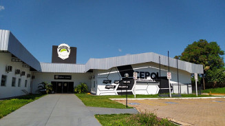 Ciclista morre ao ser atingido por dois carros e arrastado 100 m do local da colisão em rodovia de MS