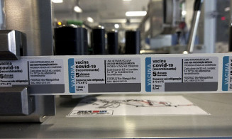 Fiocruz recebe mais um carregamento de matéria-prima para produção de vacinas da AstraZeneca