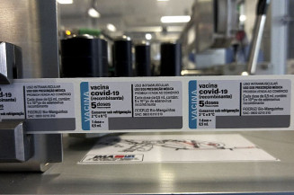 Fiocruz recebe mais um carregamento de matéria-prima para produção de vacinas da AstraZeneca