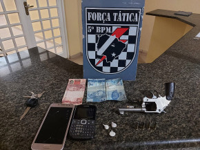 PM flagra dupla com arma, munições e drogas e aprendem menor em Coxim