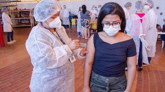 Vacinação acelera na Capital e pessoas com 46 anos recebem o imunizante contra Covid neste domingo