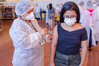 Vacinação acelera na Capital e pessoas com 46 anos recebem o imunizante contra Covid neste domingo