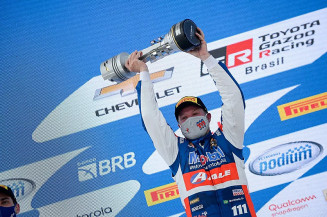 Barrichello vence corrida 1 e tem grande dia na Stock Car