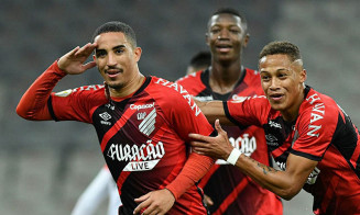 Após virada para cima do Atlético-GO, Athletico-PR lidera o Brasileirão