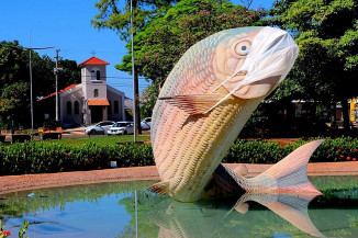 Escultura "Piraputanga", em Bonito (MS), recebeu máscara.