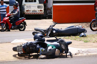 Motociclista morre após invadir preferencial e bater em dois carros, diz polícia de MS