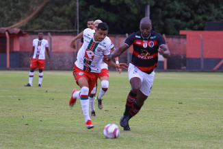 Com 2 jogadores expulsos, Águia Negra reage e arranca empate contra o Rio Branco