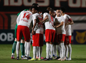 Red Bull marca no fim, vence o Atlético-GO e dispara na liderança do Brasileirão