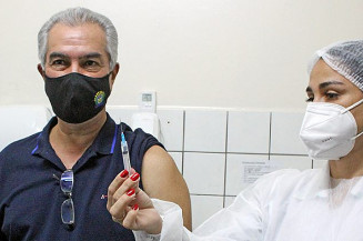 Azambuja toma segunda dose e incentiva população a completar ciclo de vacinação