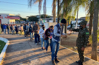 Após ter até "turismo" por vacina, Ponta Porã encerra vacinação em massa