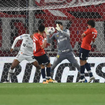 "Papa" do gol, João Paulo arrebenta e garante a classificação do Santos