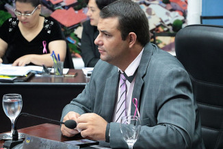 Carlito do Gás requer aumento na segurança de unidades escolares e de saúde