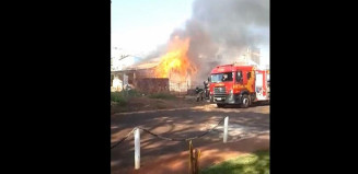 Incêndio deixa casa completamente destruída em Dourados