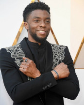 Fãs criam petição para substituir monumento histórico por estátua de Chadwick Boseman