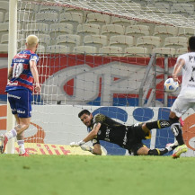 Douradense João Paulo festeja empate do Santos com o Fortaleza