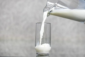 Leite: clima adverso e custos em alta mantêm avanço de preços no campo