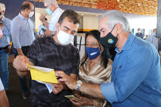 Marçal e Reinaldo entregam cartão Mais Social em Dourados