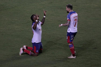 Rodallega marca 4 gols, Bahia derrota Fortaleza em casa e afasta crise