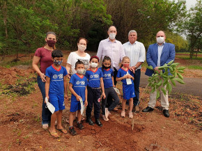 Hélio Peluffo planta ipês para comemorar o Dia da Árvore