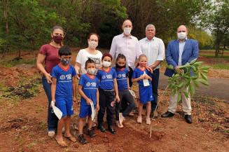 Hélio Peluffo planta ipês para comemorar o Dia da Árvore