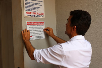 Marçal instala placas de campanha contra violência doméstica em condomínios