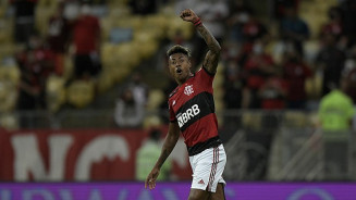 Flamengo vence Barcelona por 2 a 0 no Maracanã