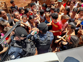 Força Tática distribui doces e alegria para crianças carentes em Dourados