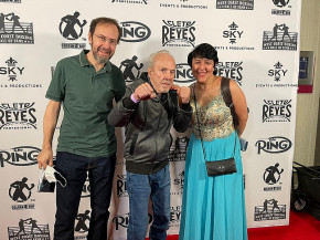 Éder Jofre, ao lado dos filhos Marcel e Andrea, no Hall da Fama do boxe — Foto: Evelyn Rodrigues