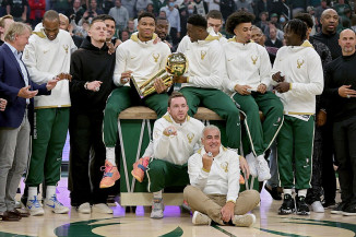 Bucks recebem os anéis dos campeões e atropelam os Nets na estreia da NBA