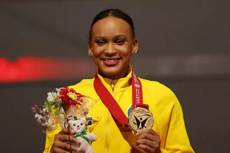Rebeca Andrade abre dia histórico com ouro no salto no Mundial