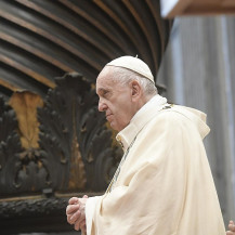 Papa cobra acolhimento de refugiados do Mediterrâneo