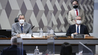 O presidente da CPI, Omar Aziz (PSD), e o relator da comissão, Renan Calheiros (MDB)