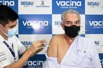Com mais de 500 mil doses disponíveis, Reinaldo Azambuja faz apelo para população tomar vacina