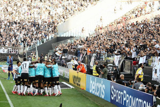 Corinthians vence Furacão e segue no G4