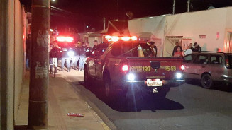 Homem mata a mãe e fere o irmão com golpes de faca na Capital