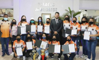 Daniel Junior homenageia escola campeã do Estadual de Futsal