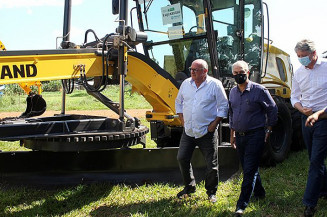 Municípios recebem maquinários agrícolas para melhorar manutenção de estradas