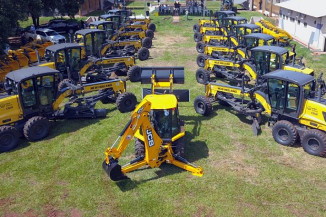 Governo atende indicações de Neno Razuk e entrega kits de maquinários para 15 cidades