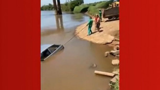 No rio Amambai, homem usa imã para 'pescar' carro que estava desaparecido
